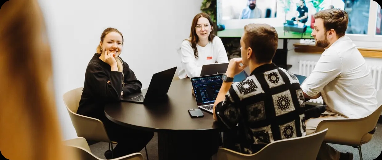 Kolme ohjelmistoinsinööriä keskustelemassa projektin yksityiskohdista.