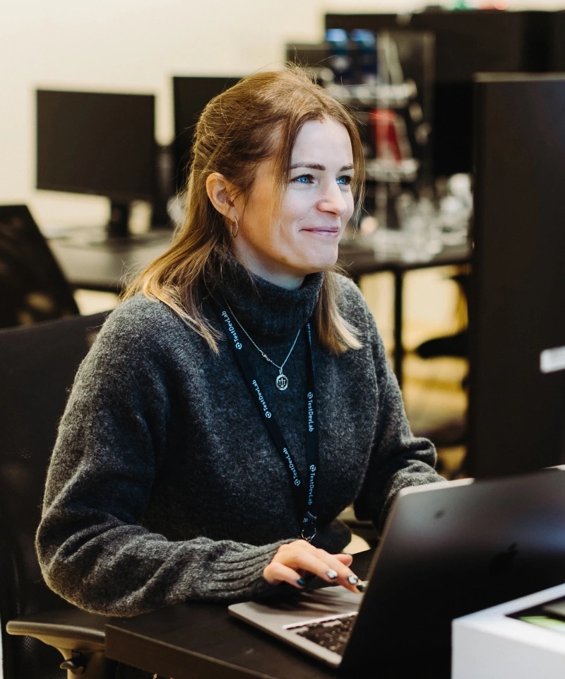 Ingeniera de QA certificada por ISTQB enfocada en el desarrollo de estrategias de prueba en su espacio de trabajo