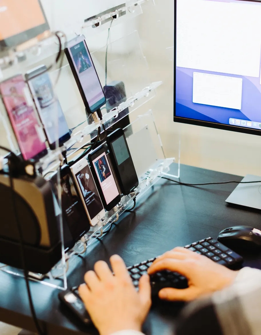 Matkapuhelimet yhdistettynä testilaitetelineeseen