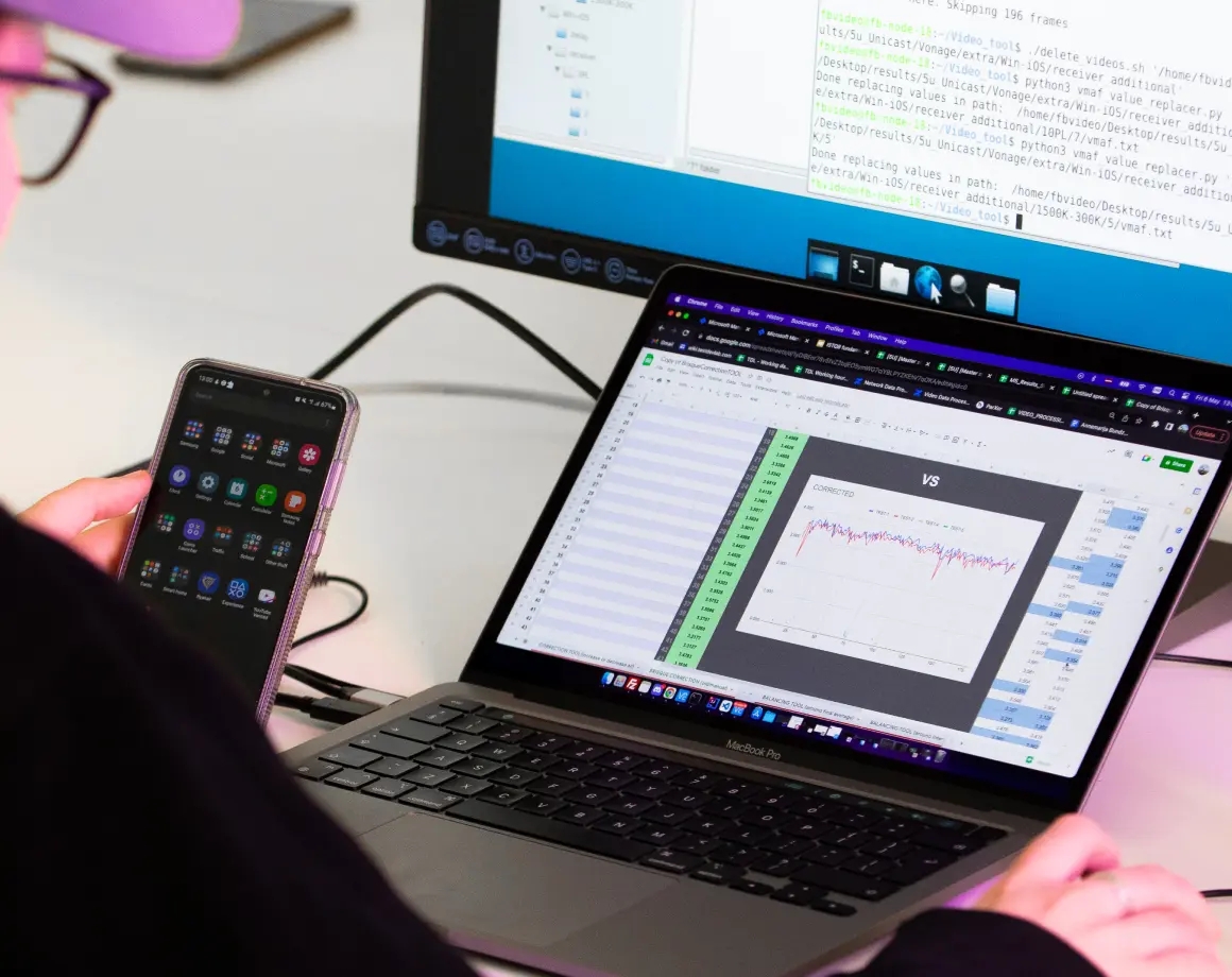 Persona usando múltiples dispositivos