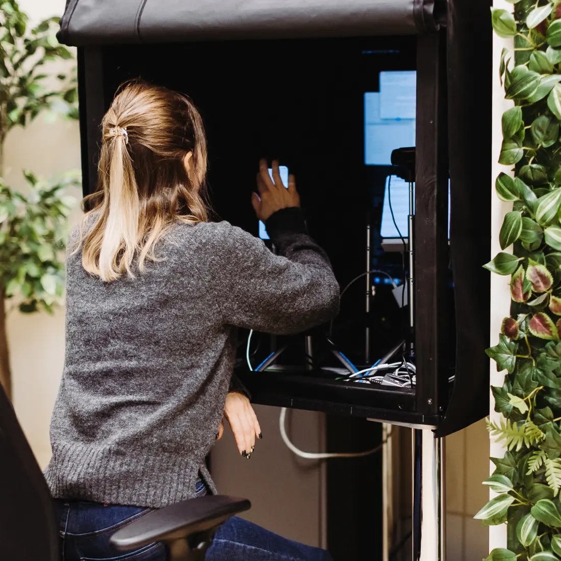 Ingeniero de QA realizando pruebas de calidad de audio y video utilizando una configuración especializada.
