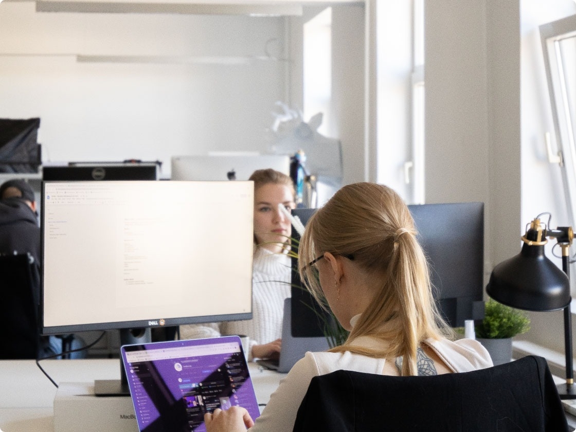QA-Ingenieur, der Tests für Webanwendungen durchführt.
