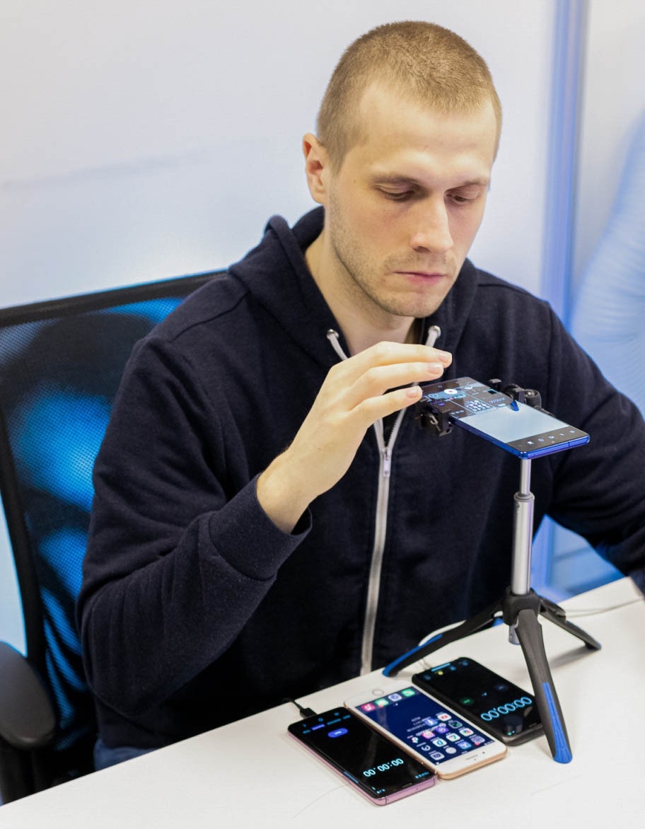 QA-ingeniør, der udfører test af mobilapplikationer.