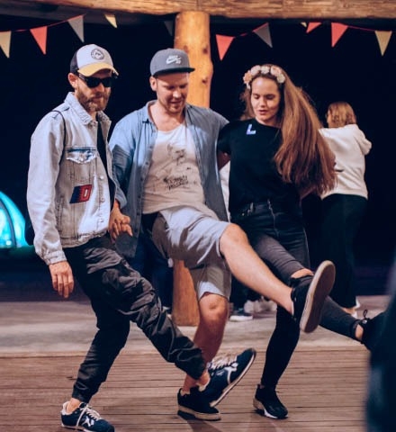 Tre personer som dansar på ett företagsevenemang.