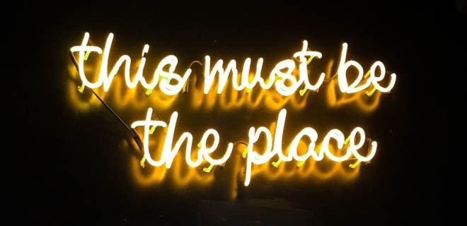 Neonskilt med teksten "this must be the place".