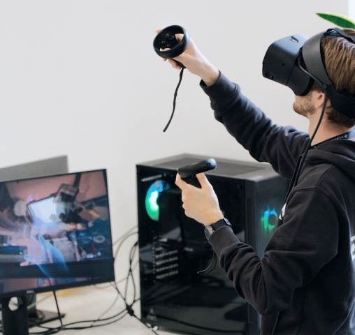 Experto en aseguramiendo de calidad con un gafas de realidad virtual (VR) y haciendo pruebas