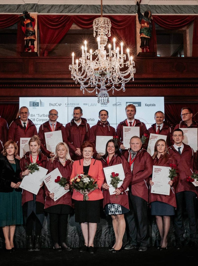 Photo des lauréats du prix d’excellence en matière d'exportation des gilets rouges lors des Prix européens des tests logiciels} 2017.