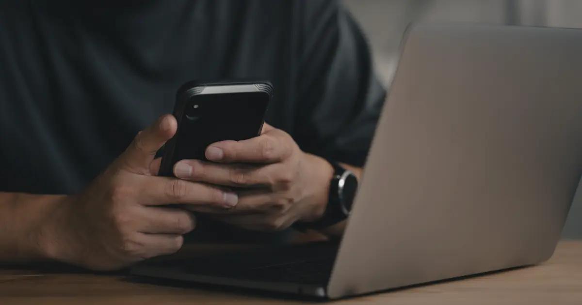 Man holding a smartphone.